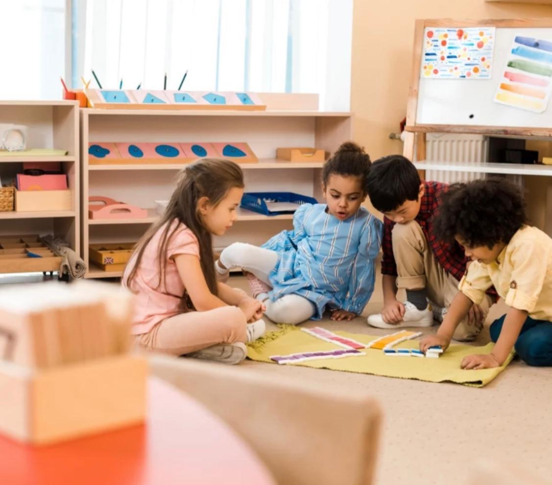 Enfants d&rsquo;&acirc;ges diff&eacute;rents partageant des activit&eacute;s Montessori
